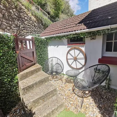 Shore Thing - Just A Stones Throw From The Beach Sandgate Exterior photo