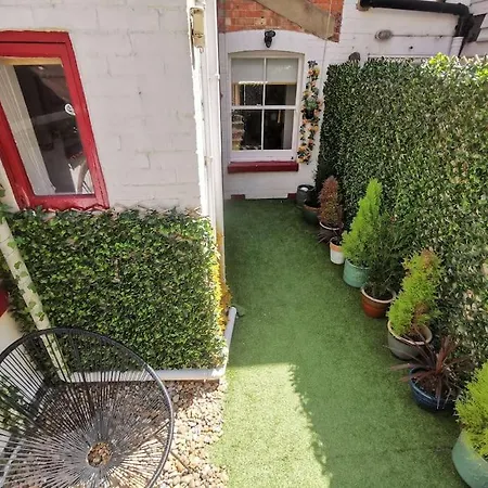 Shore Thing - Just A Stones Throw From The Beach Sandgate Exterior photo